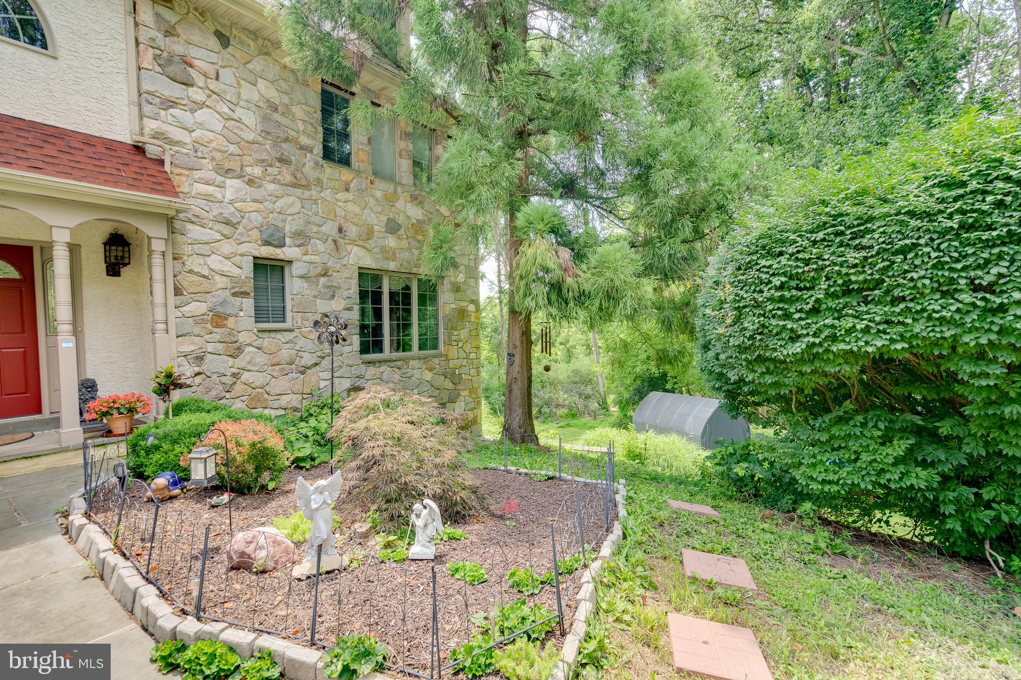 12 Ardmoor Ln