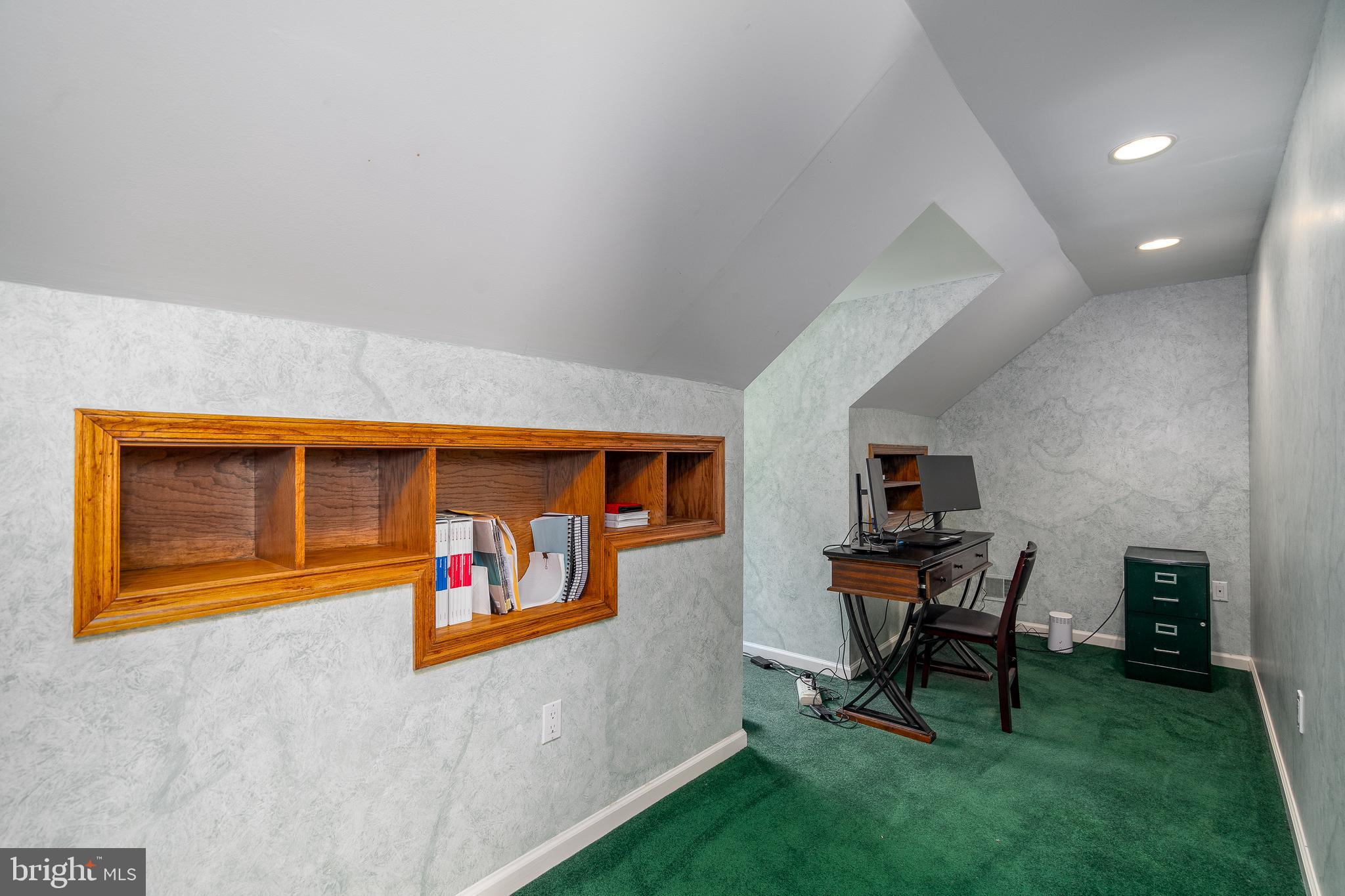 12 Ardmoor Ln