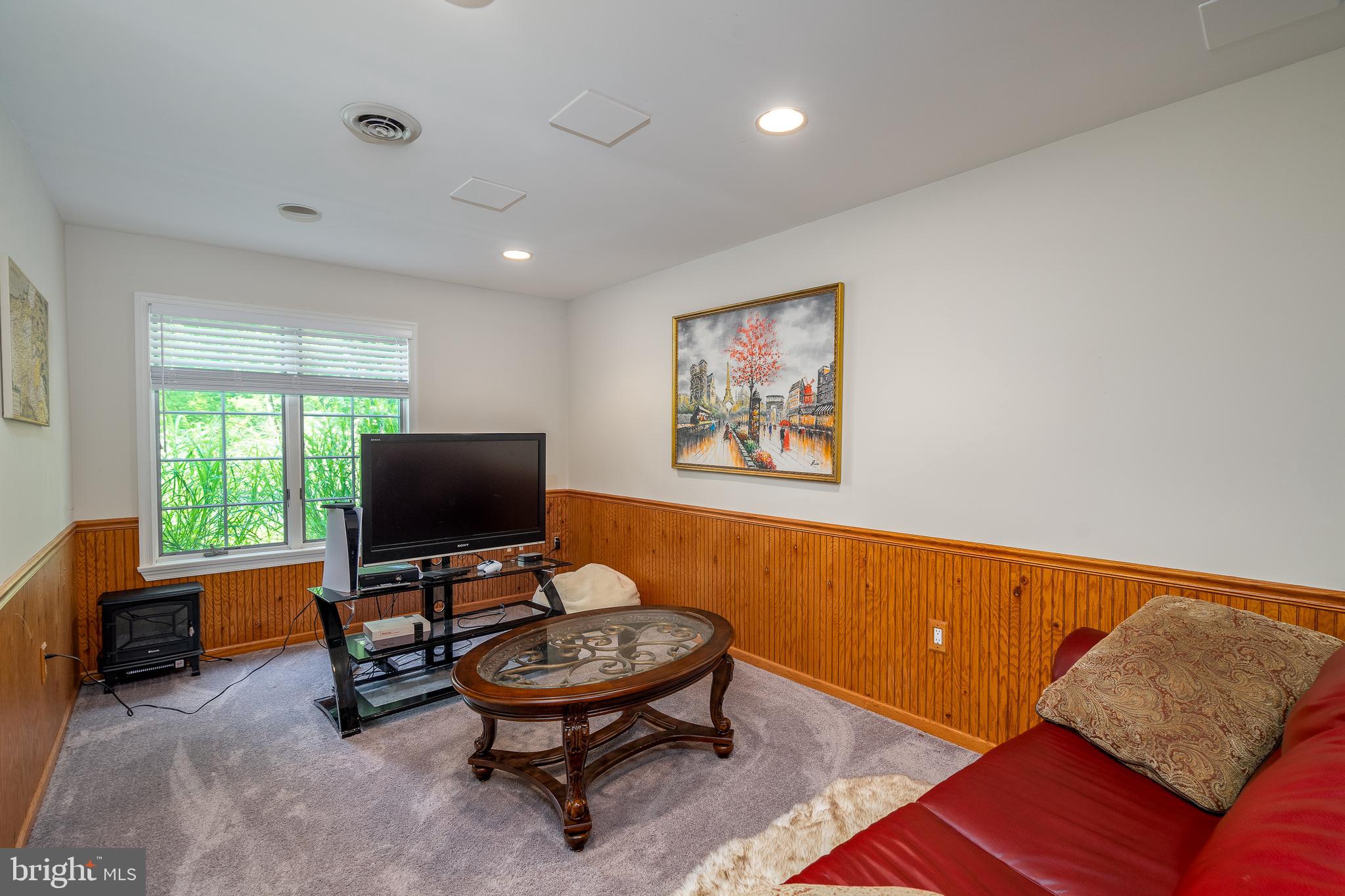 12 Ardmoor Ln