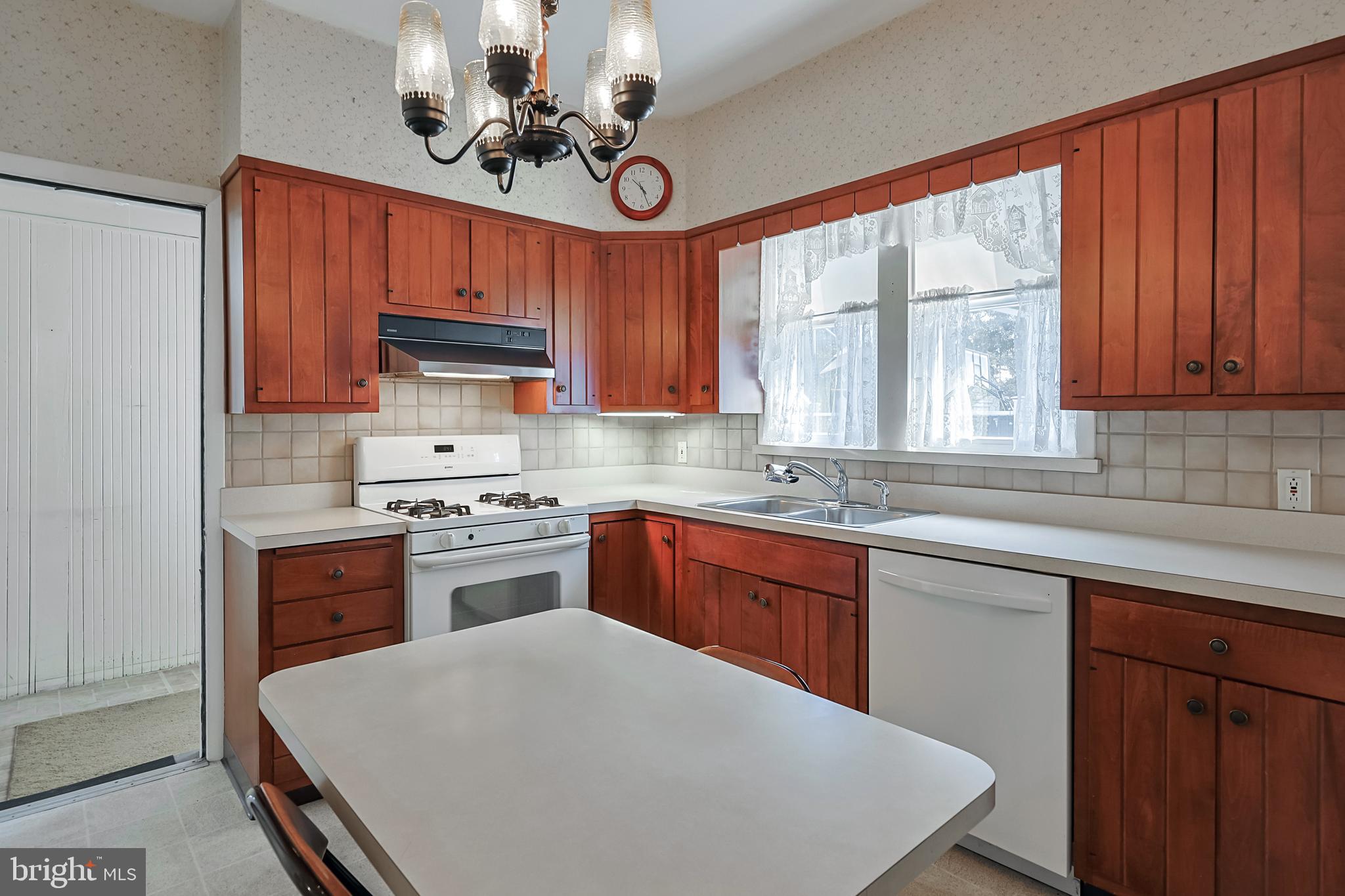 36 E Benedict Ave