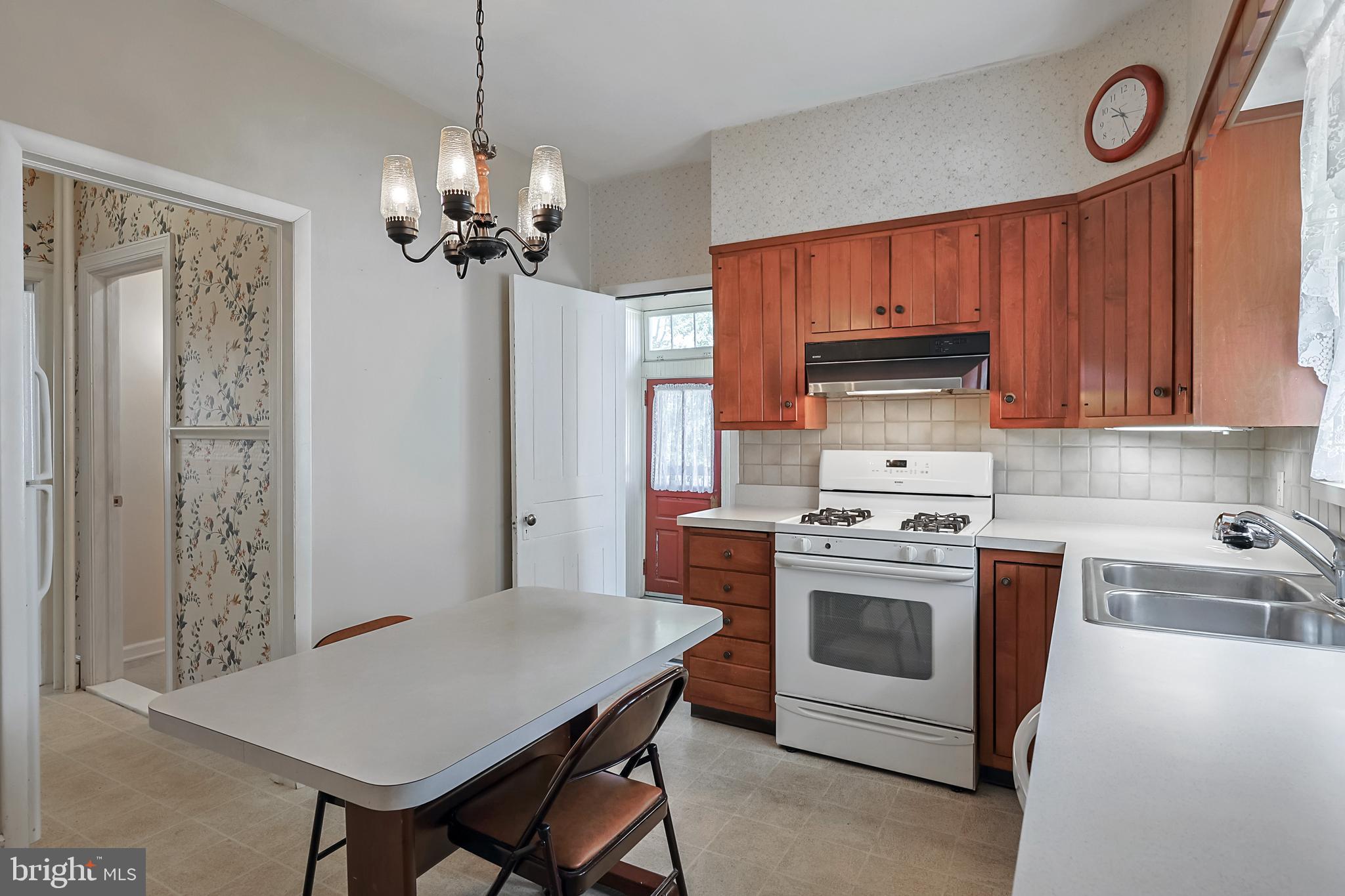 36 E Benedict Ave