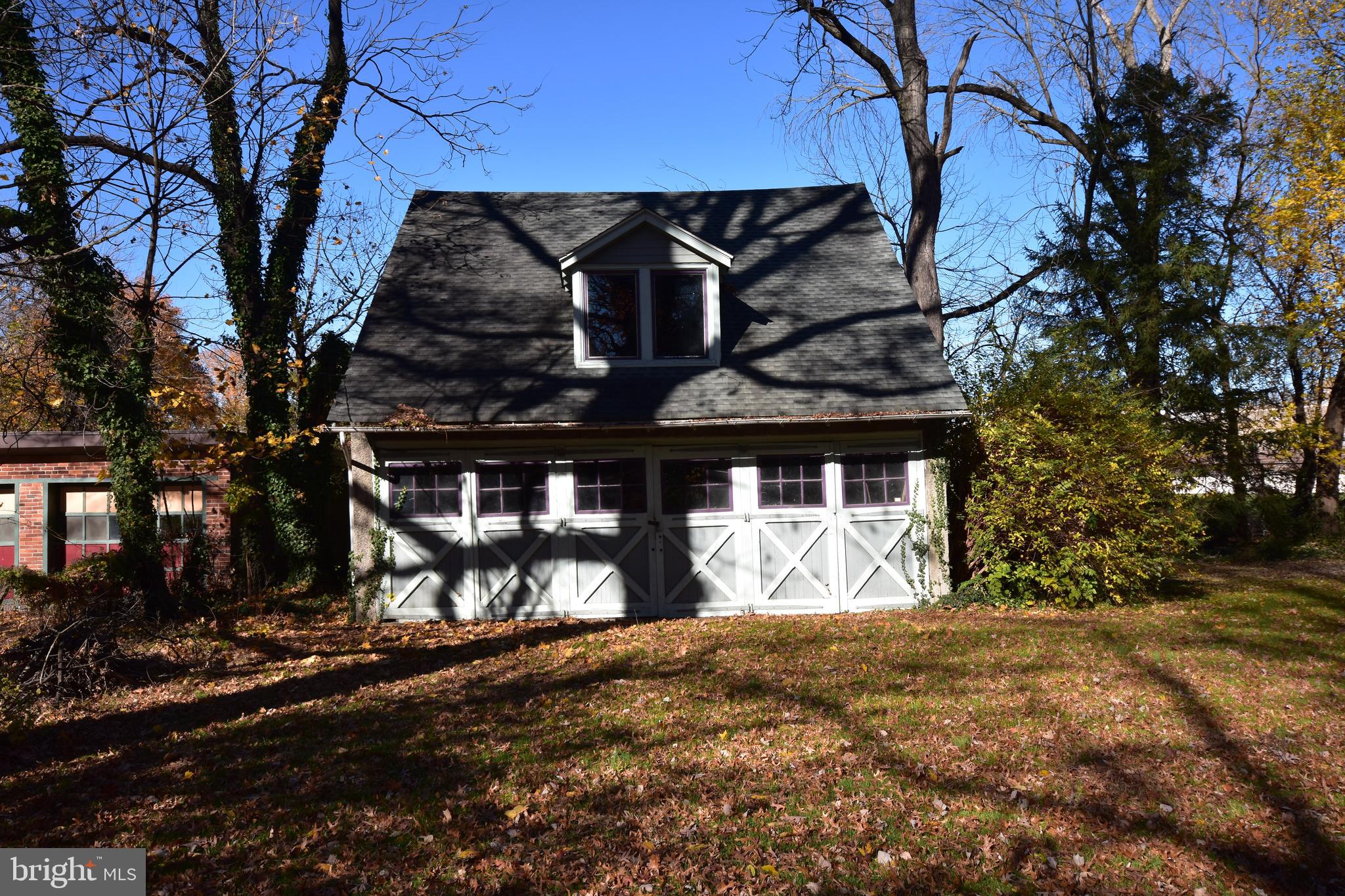33 E Greenwood Ave