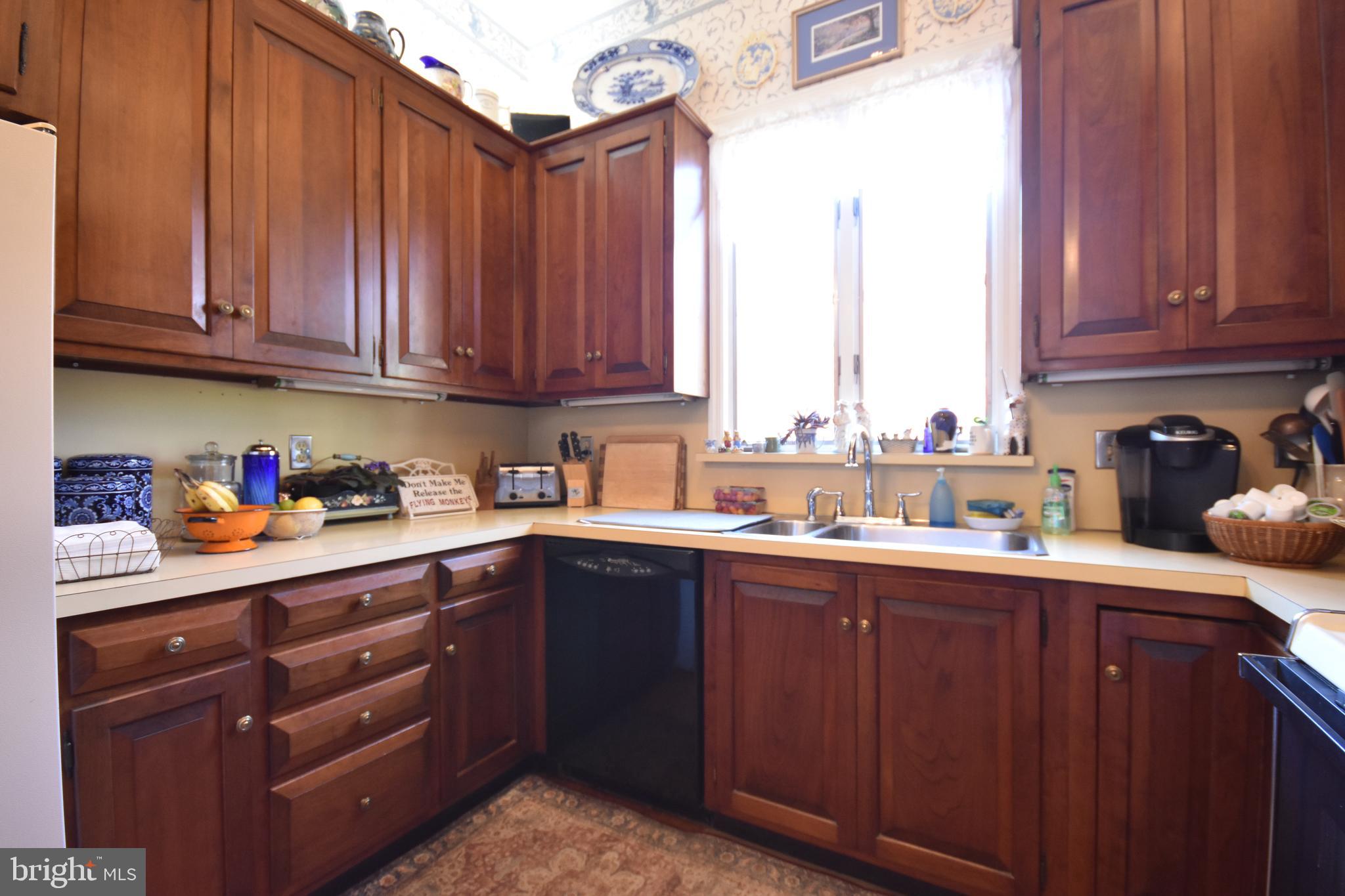 33 E Greenwood Ave