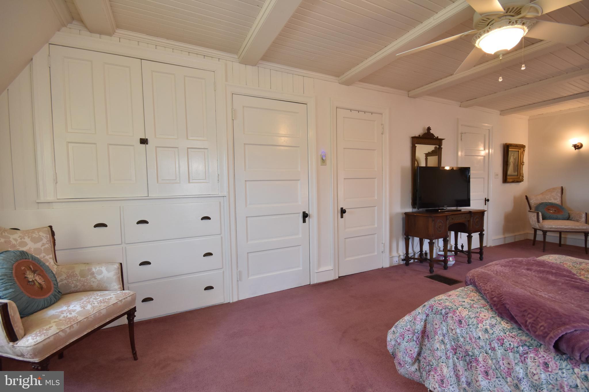 33 E Greenwood Ave