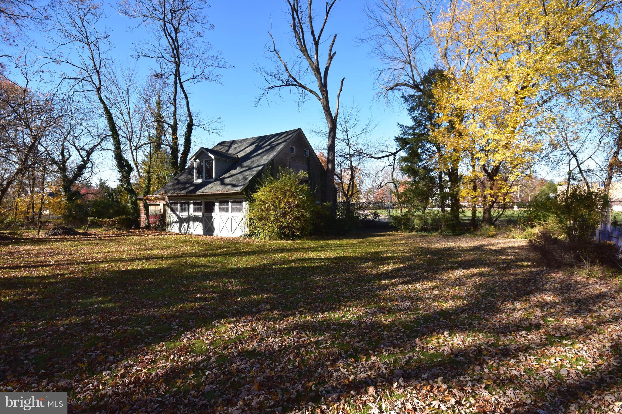 33 E Greenwood Ave