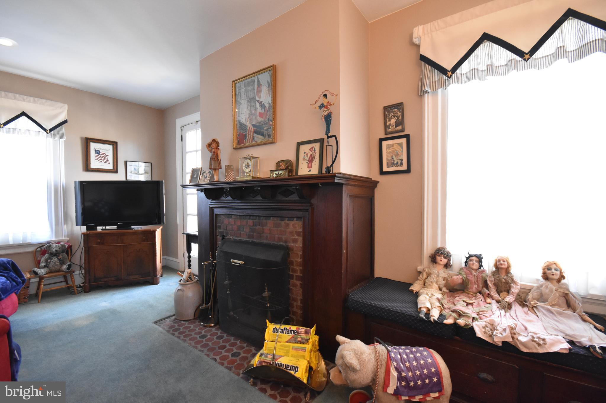 33 E Greenwood Ave