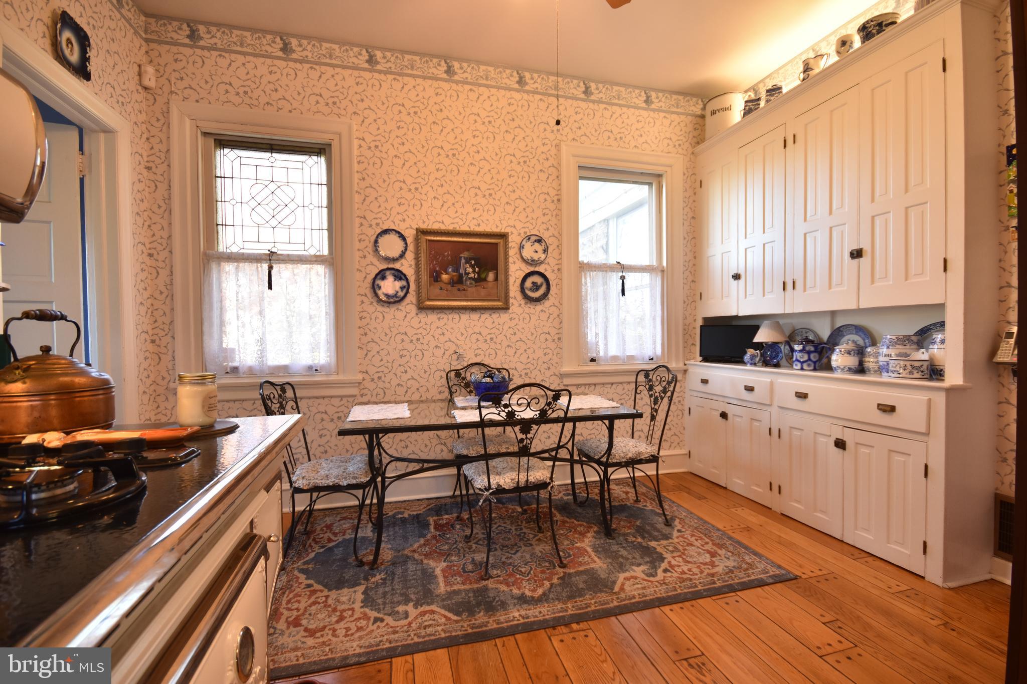 33 E Greenwood Ave