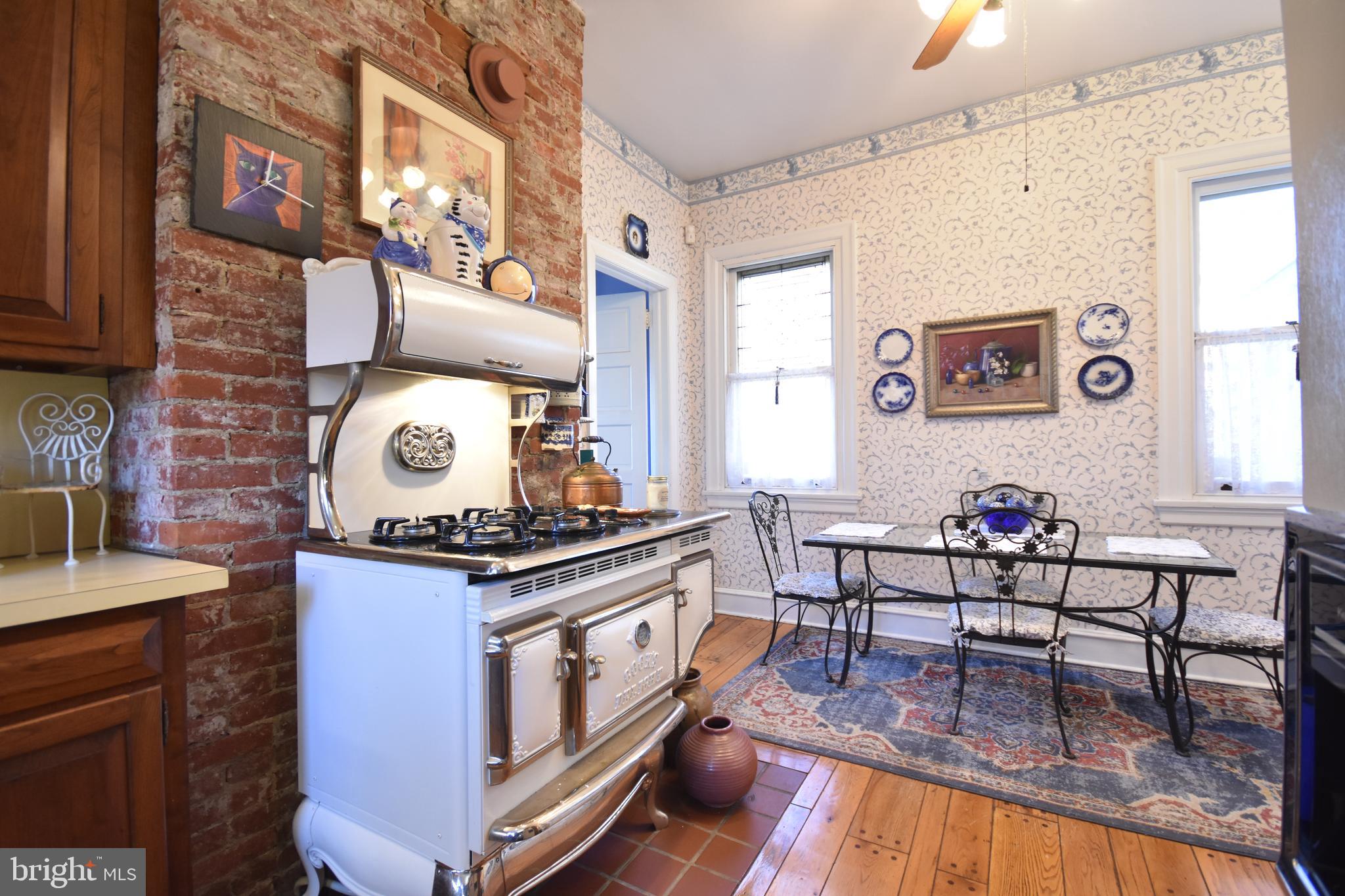 33 E Greenwood Ave