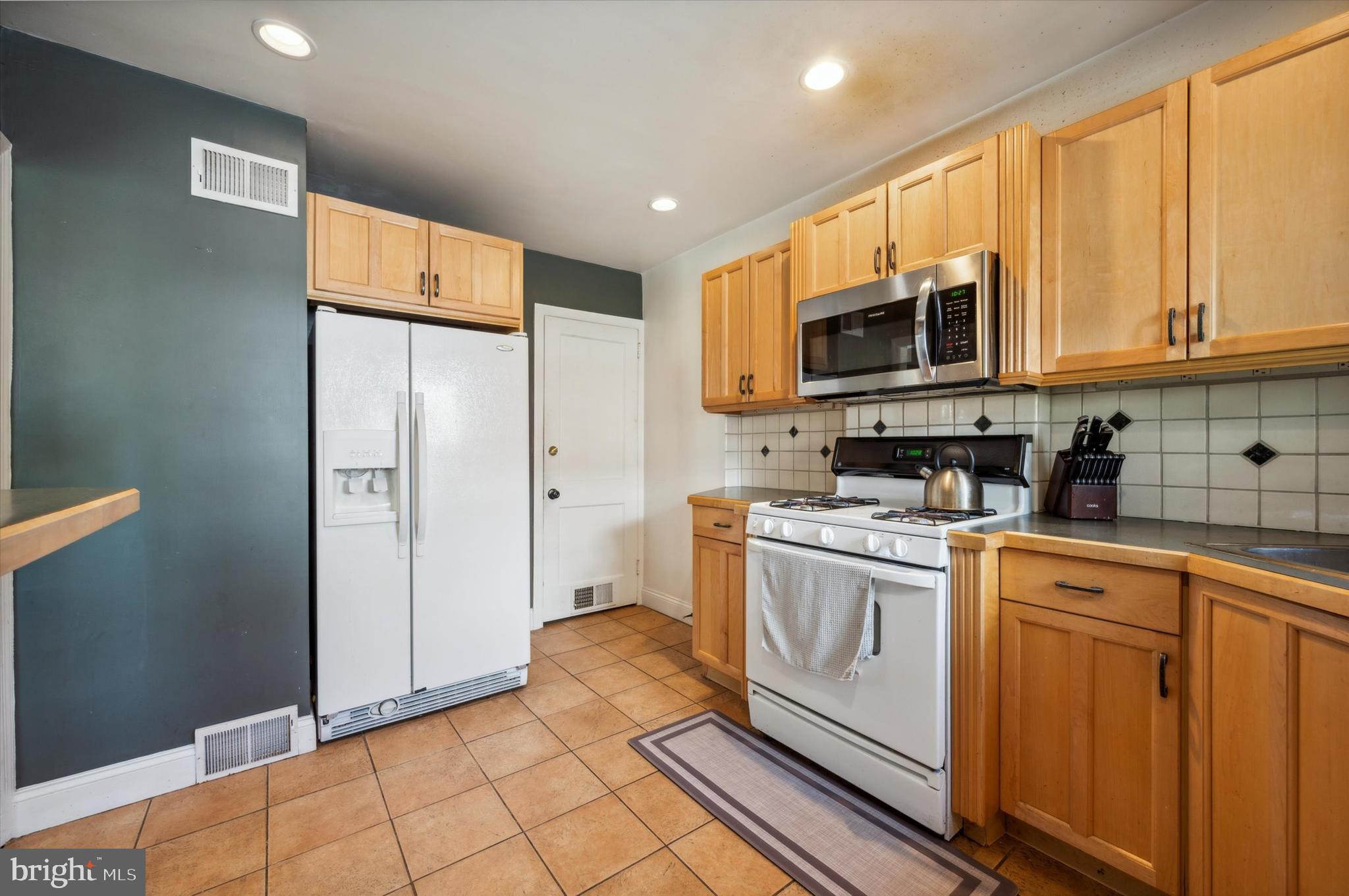 537 N Manoa Rd