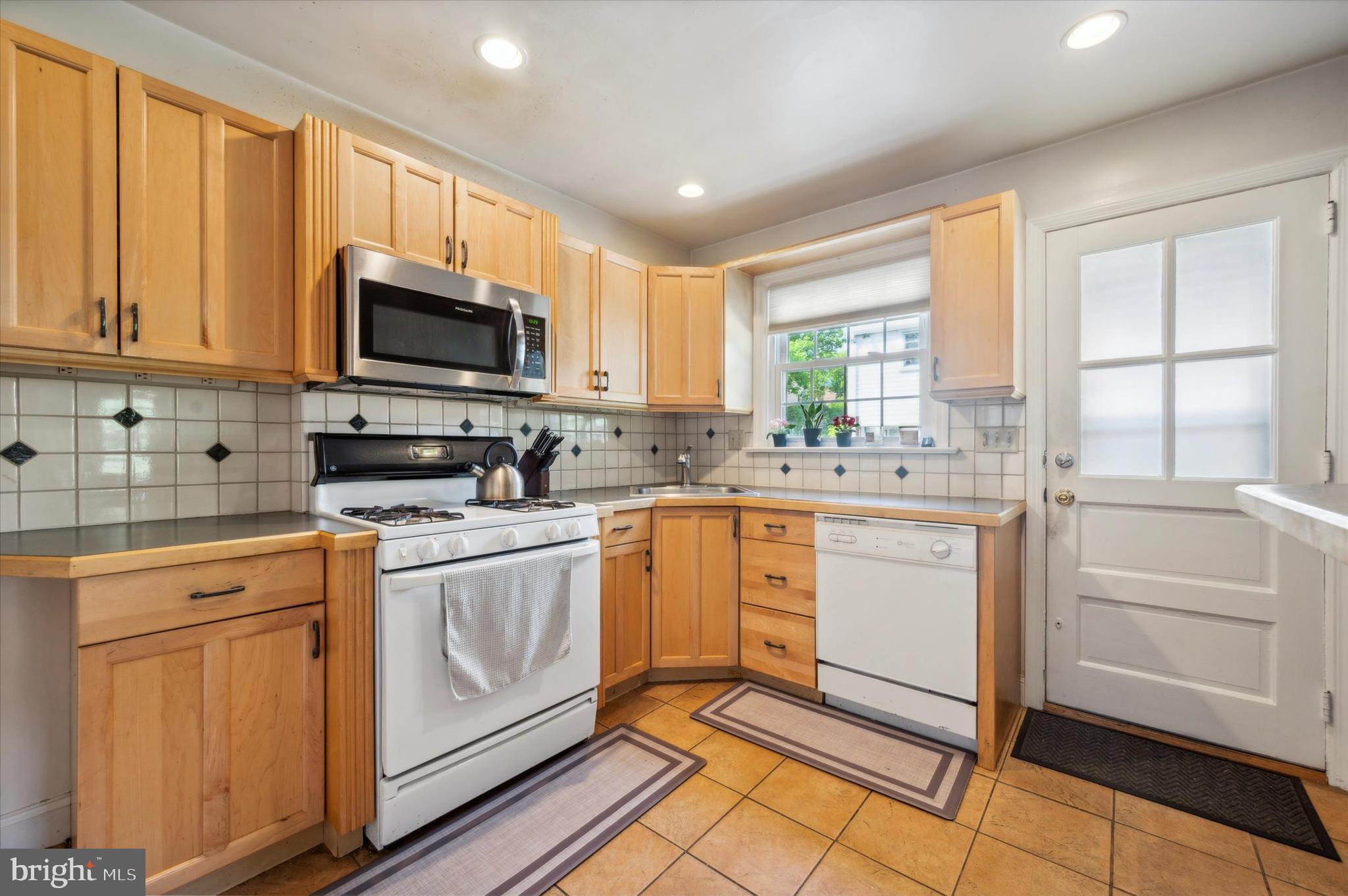 537 N Manoa Rd