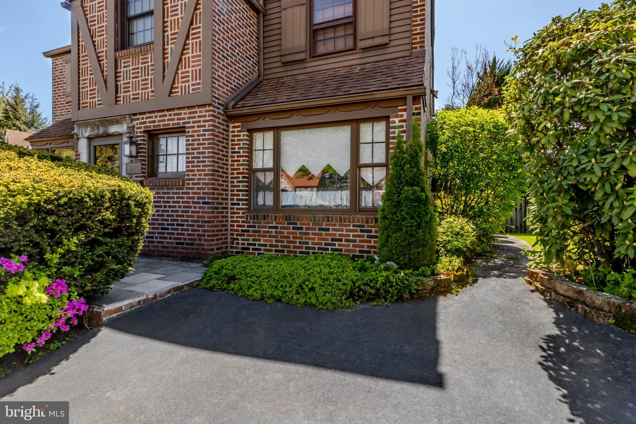1640 Surrey Ln
