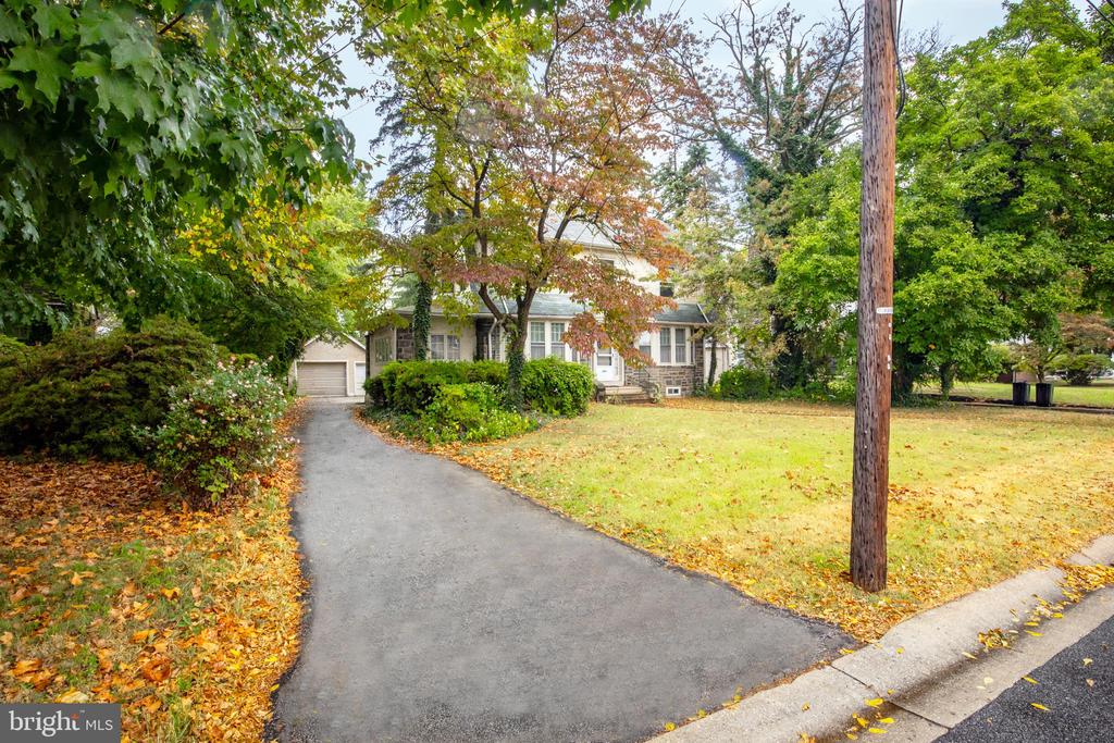 825 Green Ln