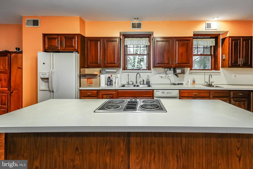 825 Green Ln