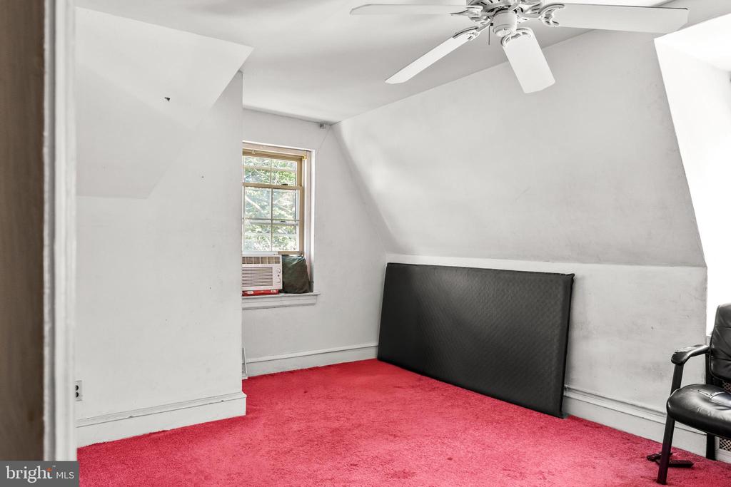 906 BURMONT ROAD