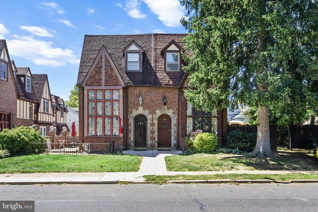906 BURMONT ROAD