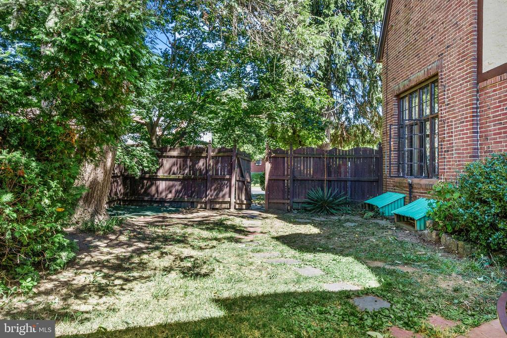 906 BURMONT ROAD