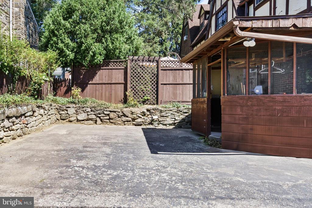 906 BURMONT ROAD