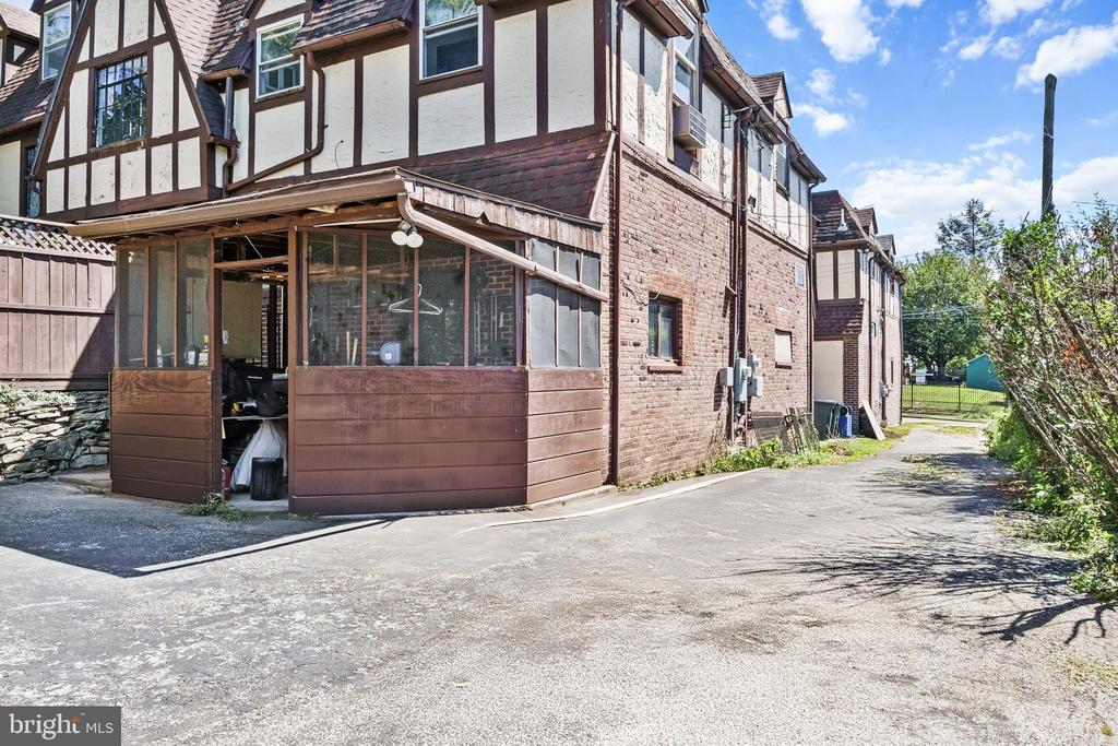 906 BURMONT ROAD