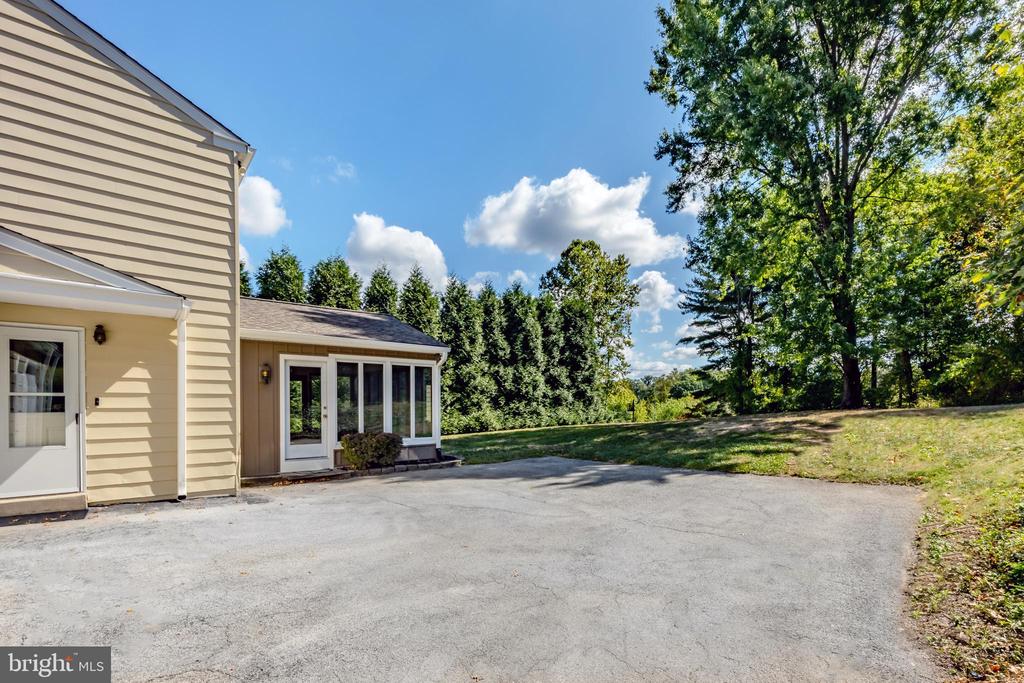 207 Laurel Ln