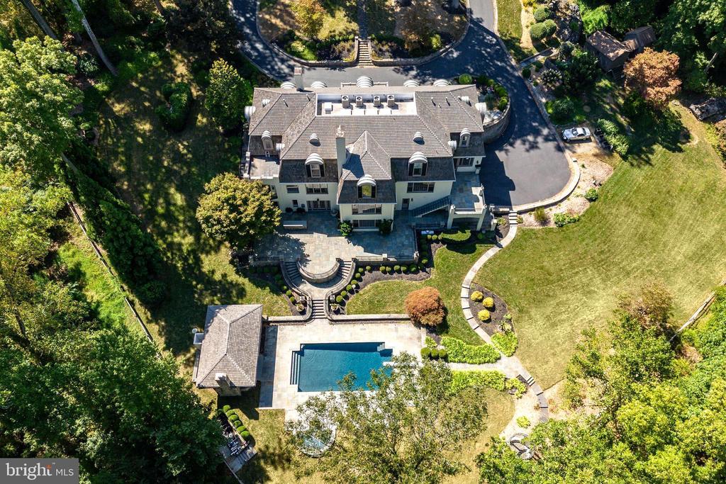 24 Lakewood Dr