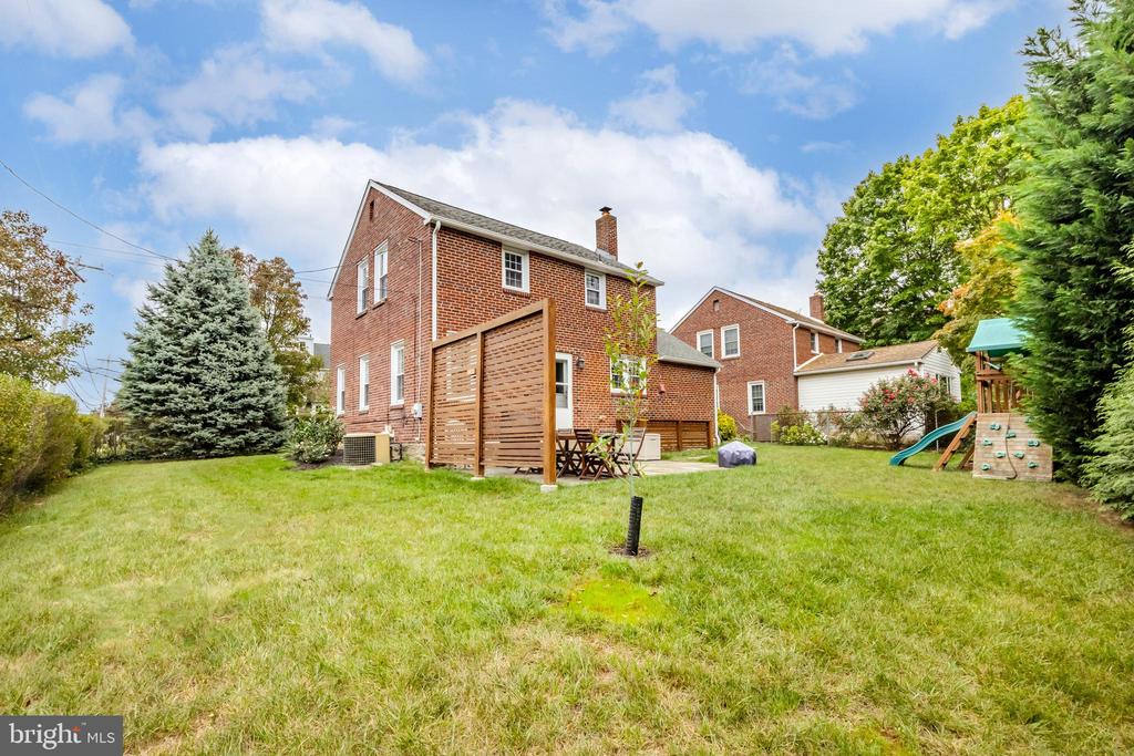 2564 Rosemont Ave