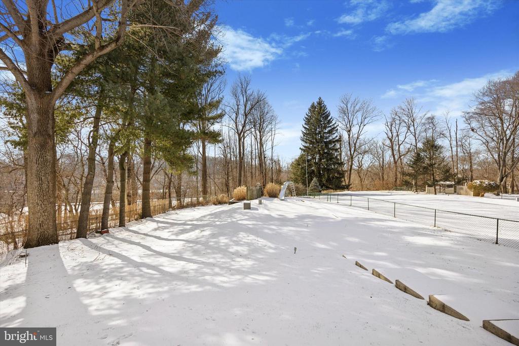 509 CAMELOT DRIVE
