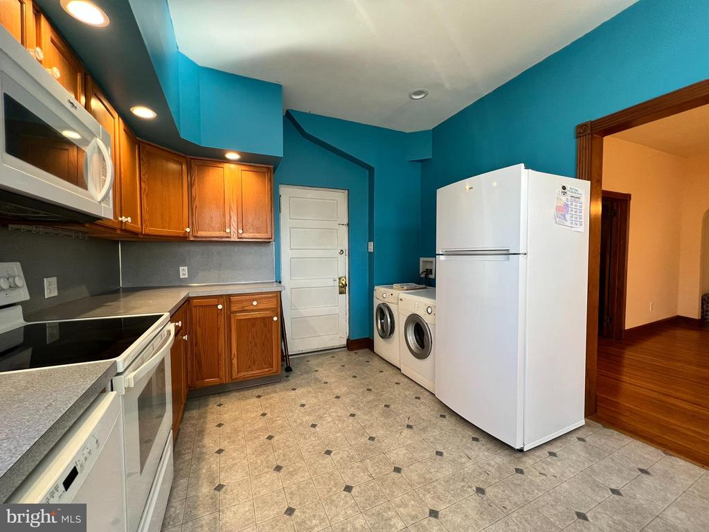 77 W la Crosse Ave