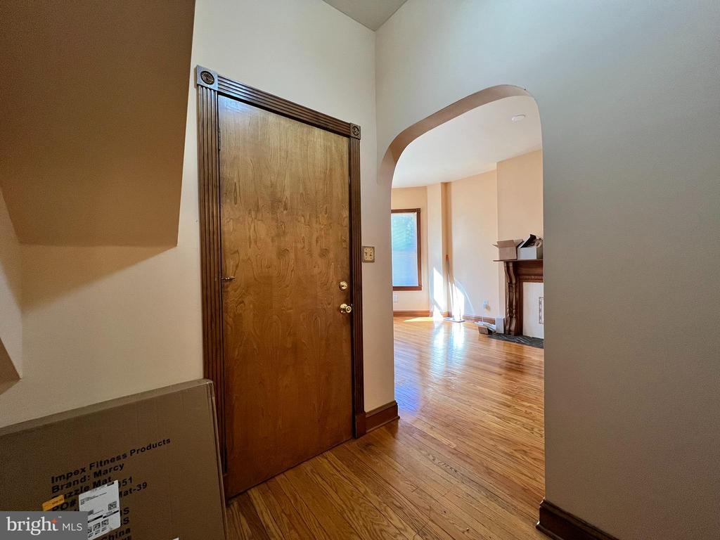 77 W la Crosse Ave