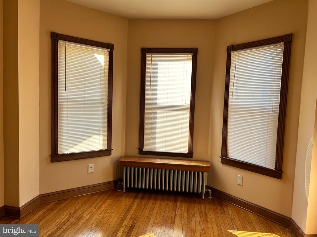 77 W la Crosse Ave
