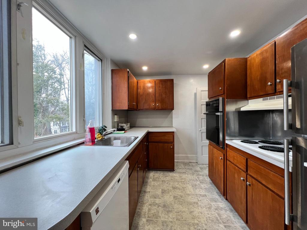 77 W la Crosse Ave