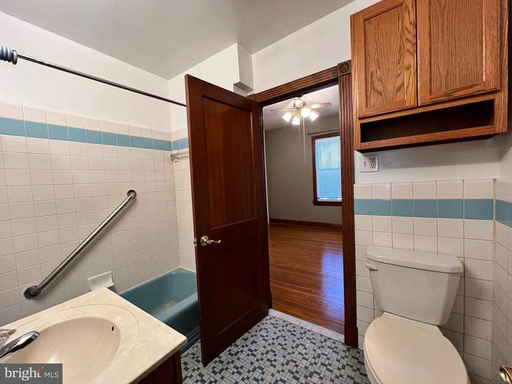 77 W la Crosse Ave