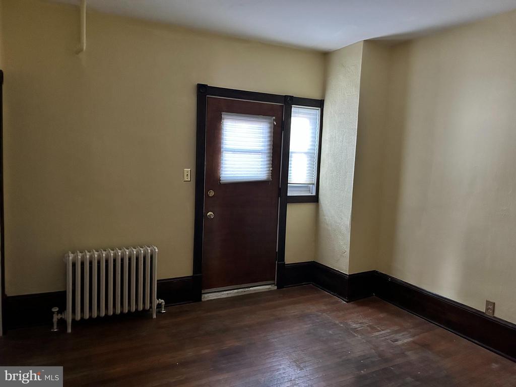 77 W la Crosse Ave