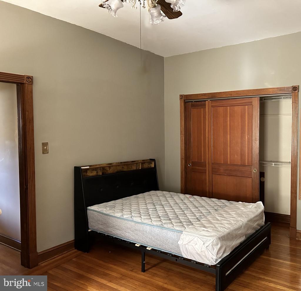 77 W la Crosse Ave