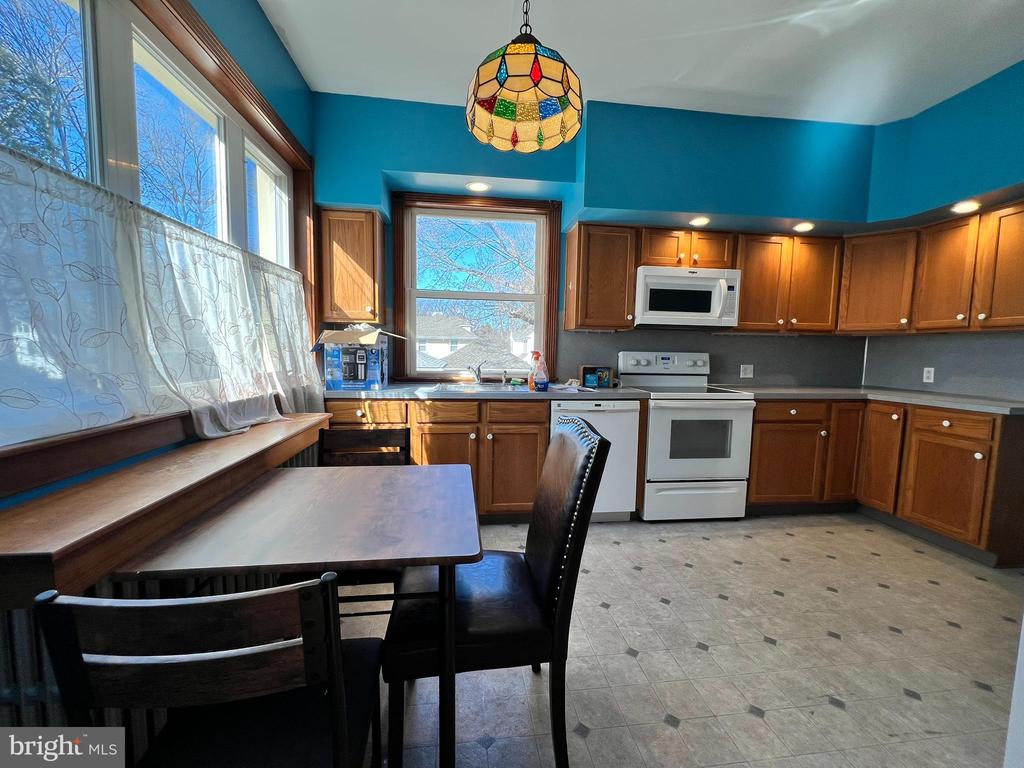 77 W la Crosse Ave