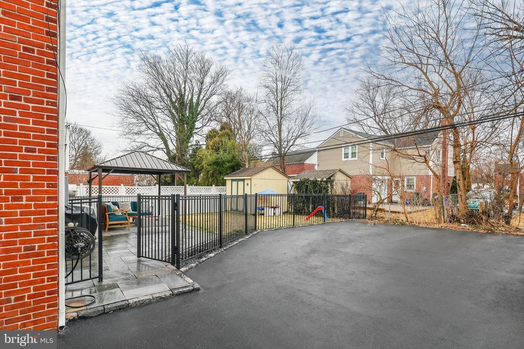 216 Earlington Rd