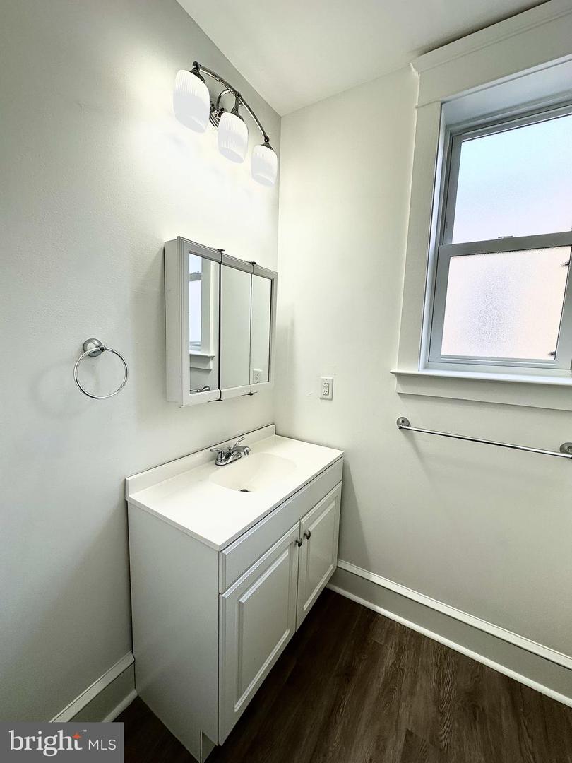 6 E EAGLE RD