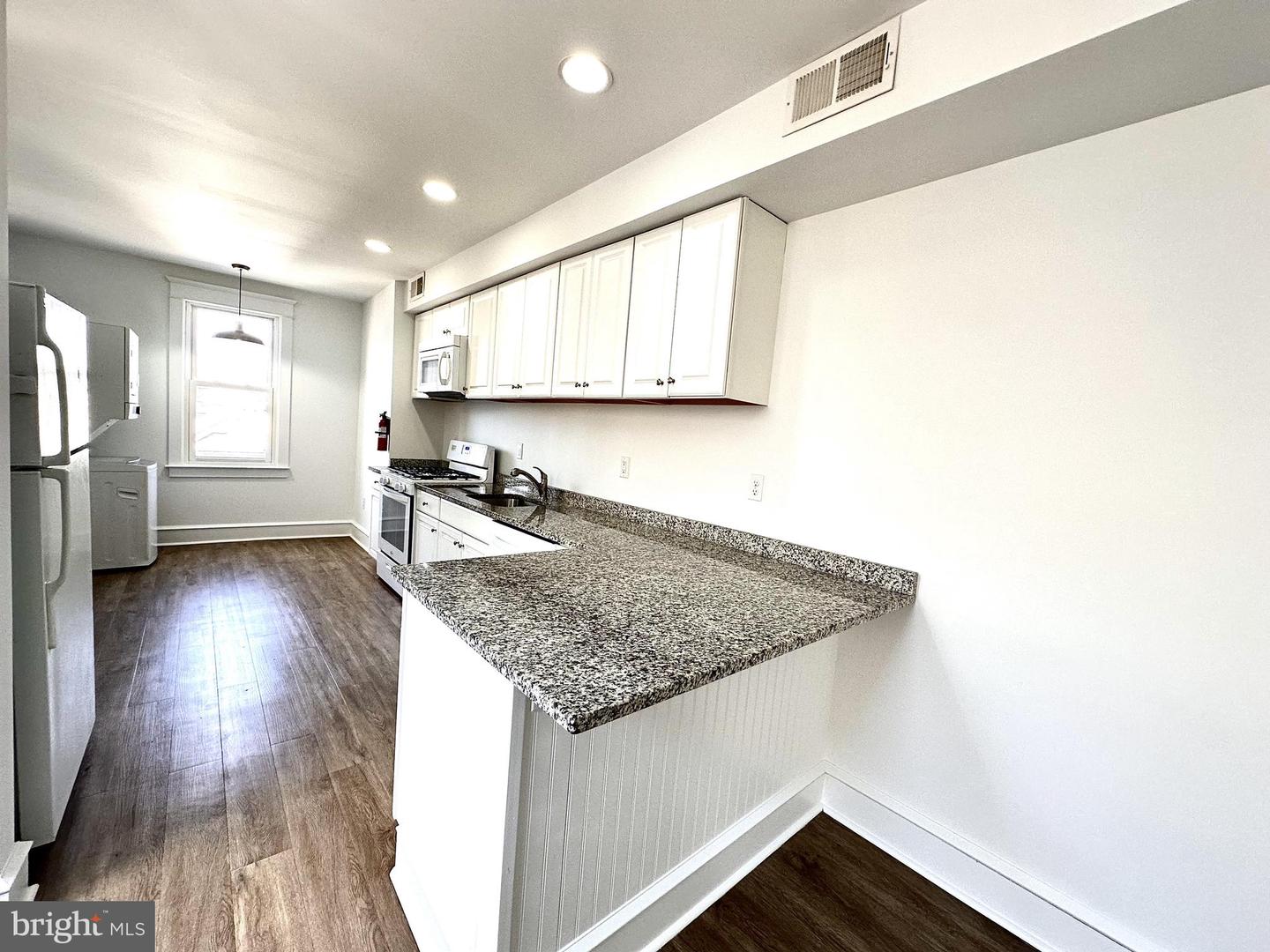6 E EAGLE RD