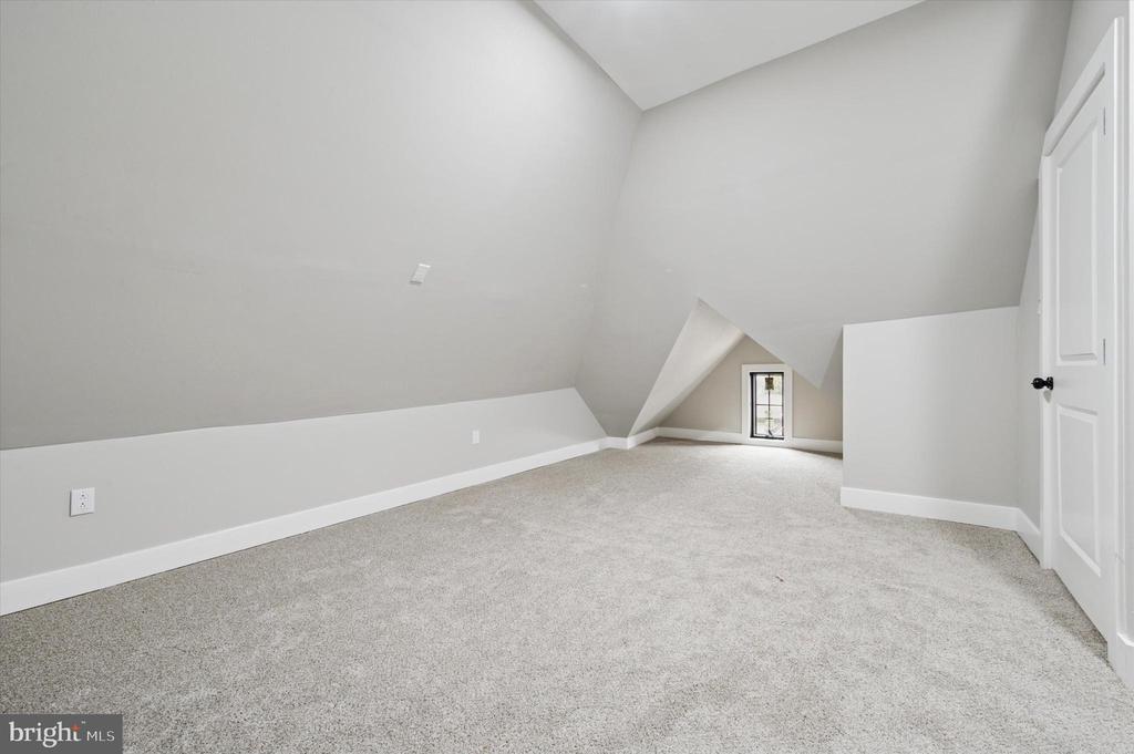 833 TURNER AVENUE