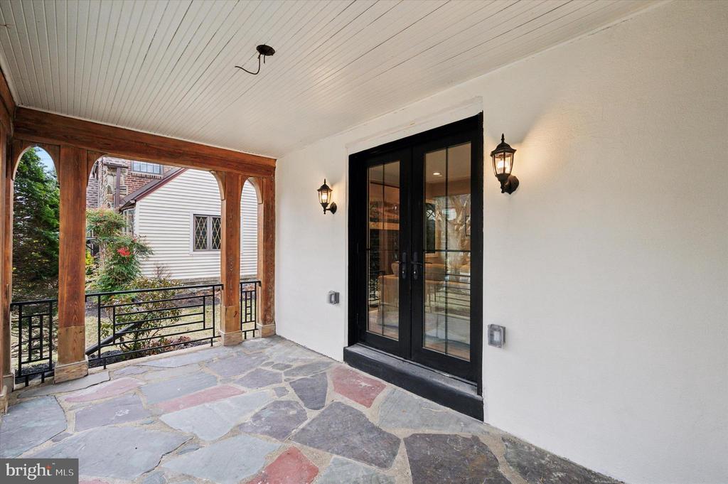 833 TURNER AVENUE