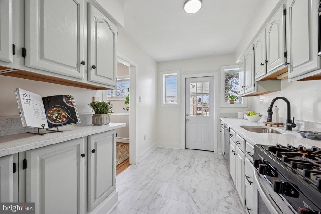 1221 HARDING DRIVE