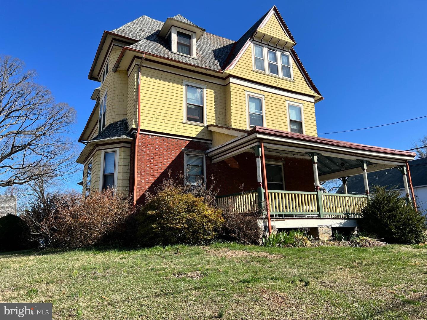 19 W Stewart Ave