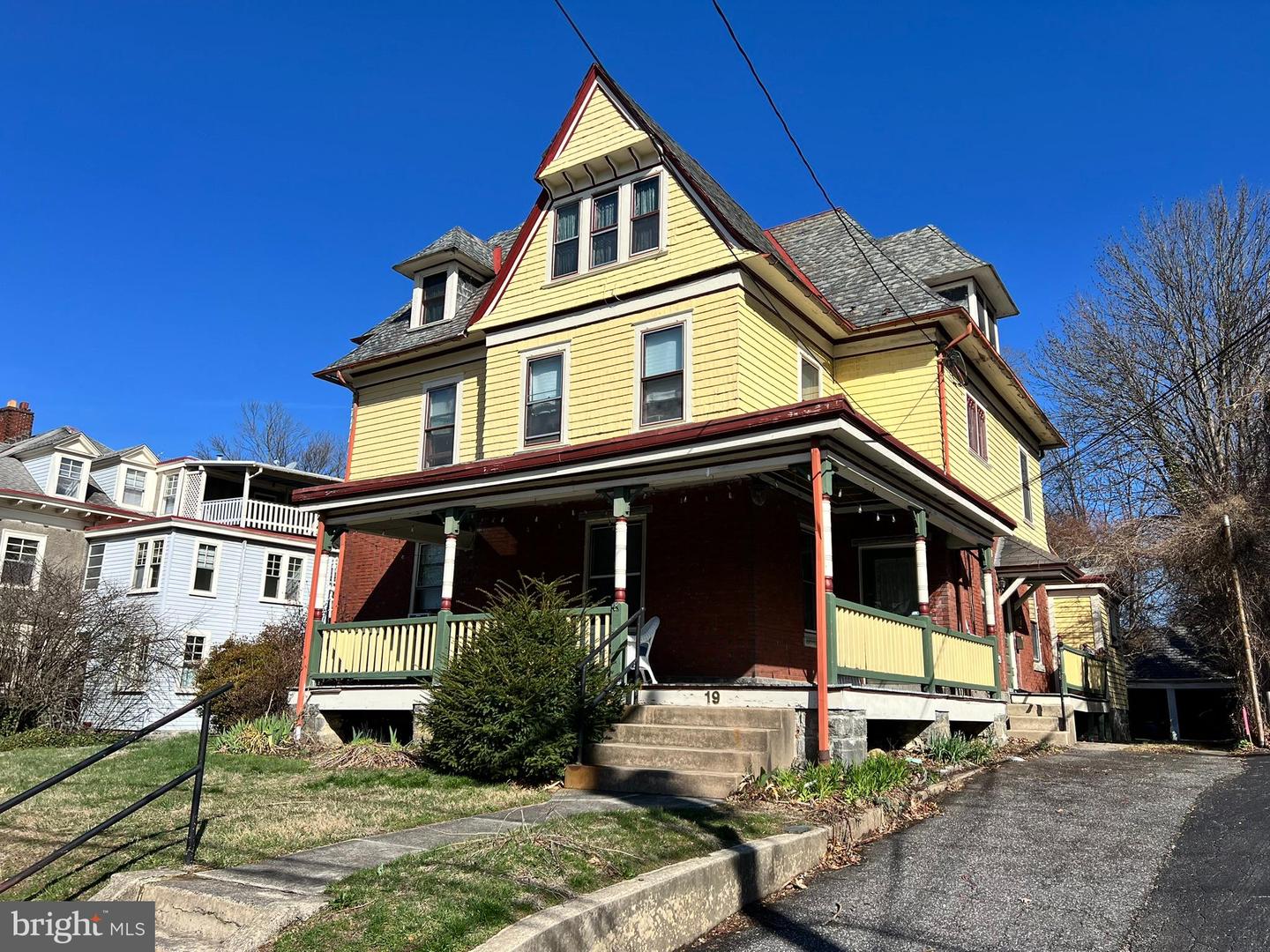 19 W Stewart Ave