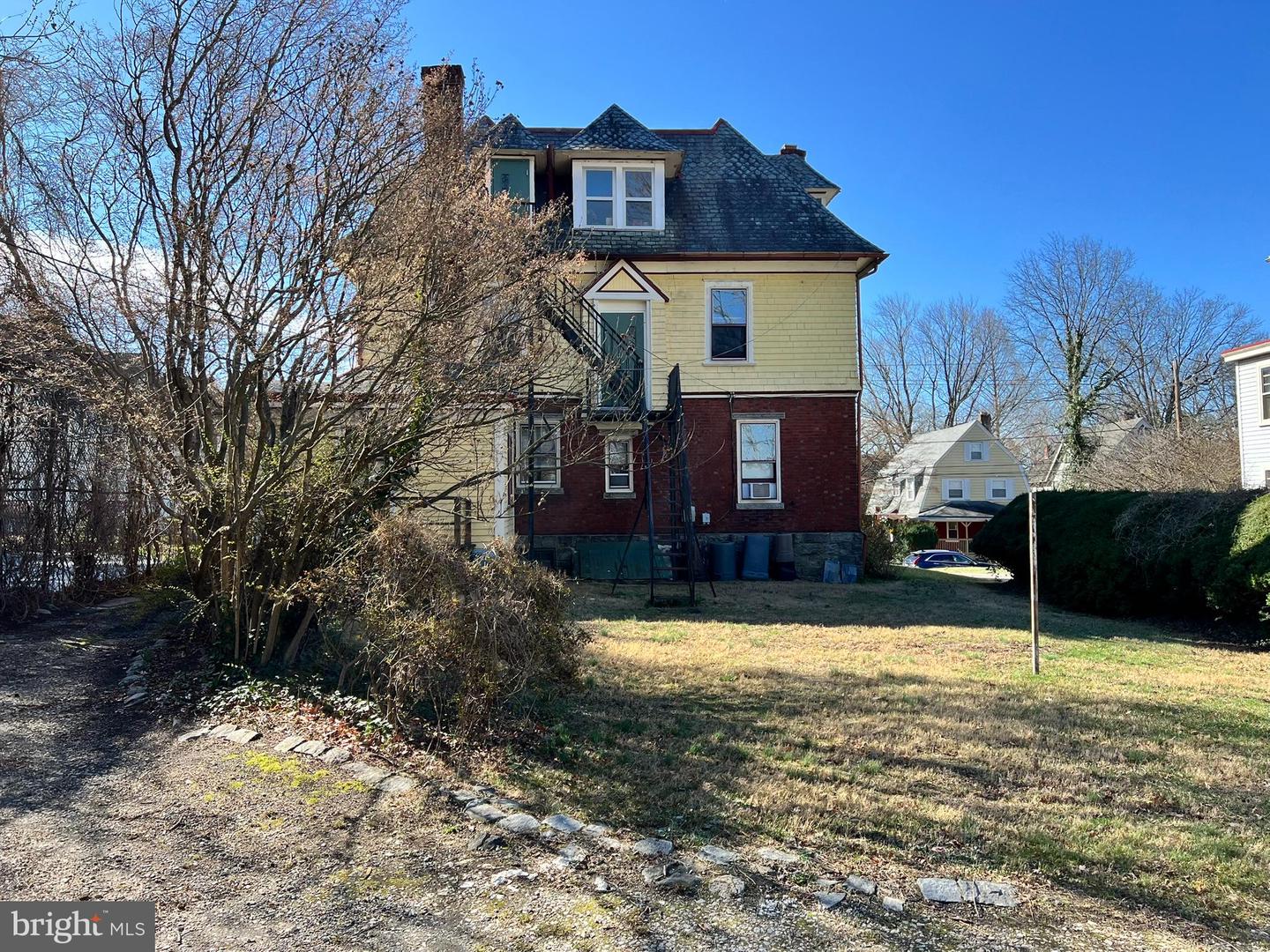 19 W Stewart Ave