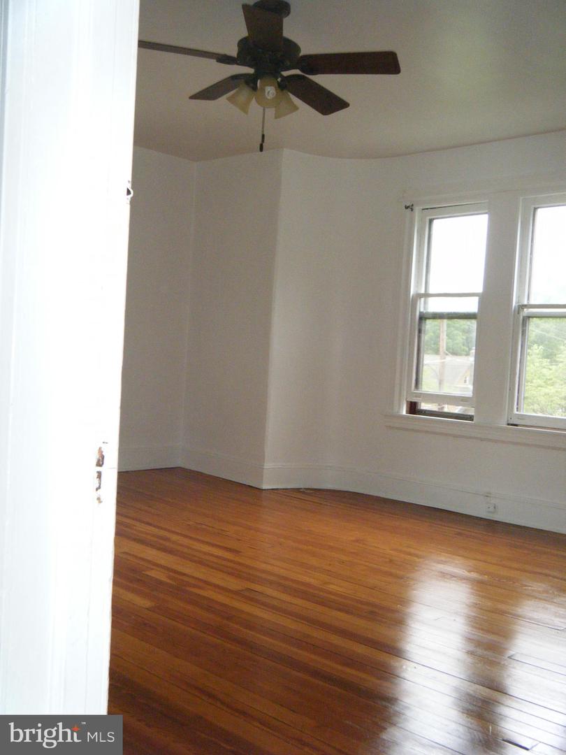 19 W Stewart Ave