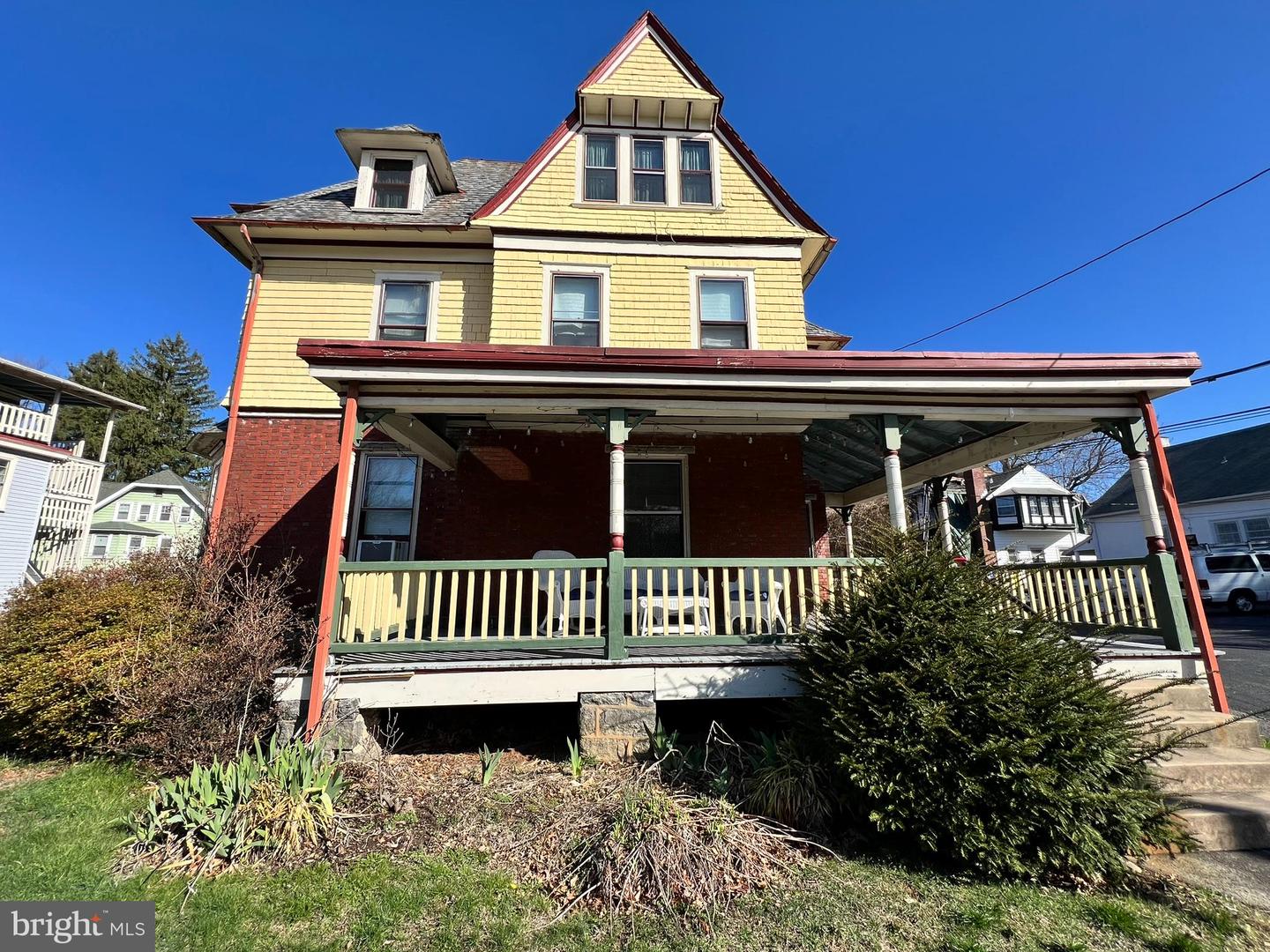 19 W Stewart Ave