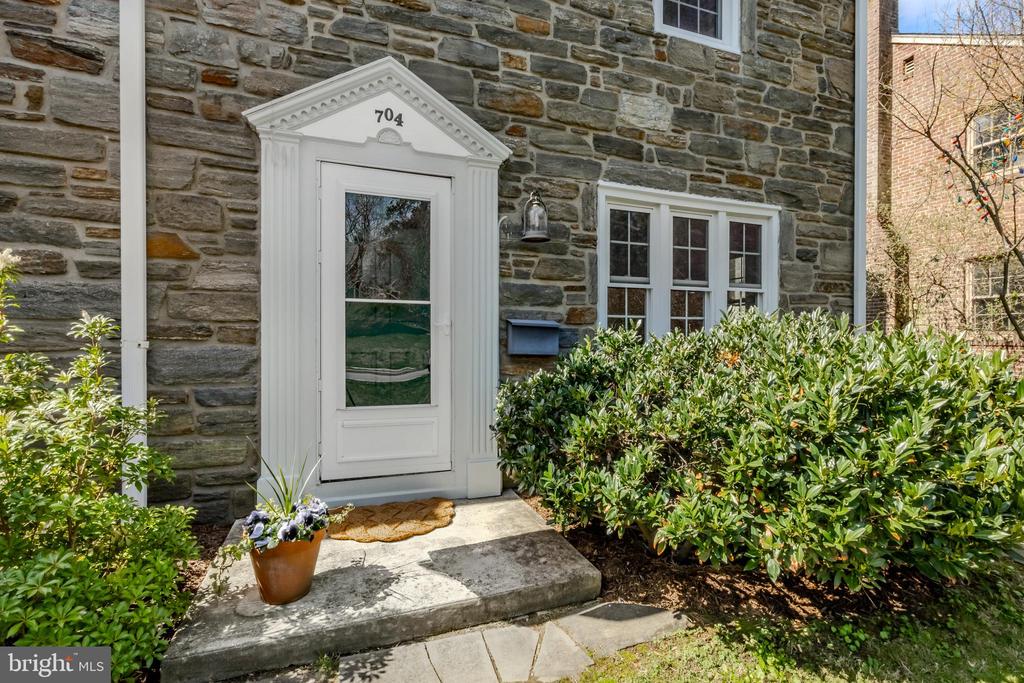 704 Powder Mill Ln