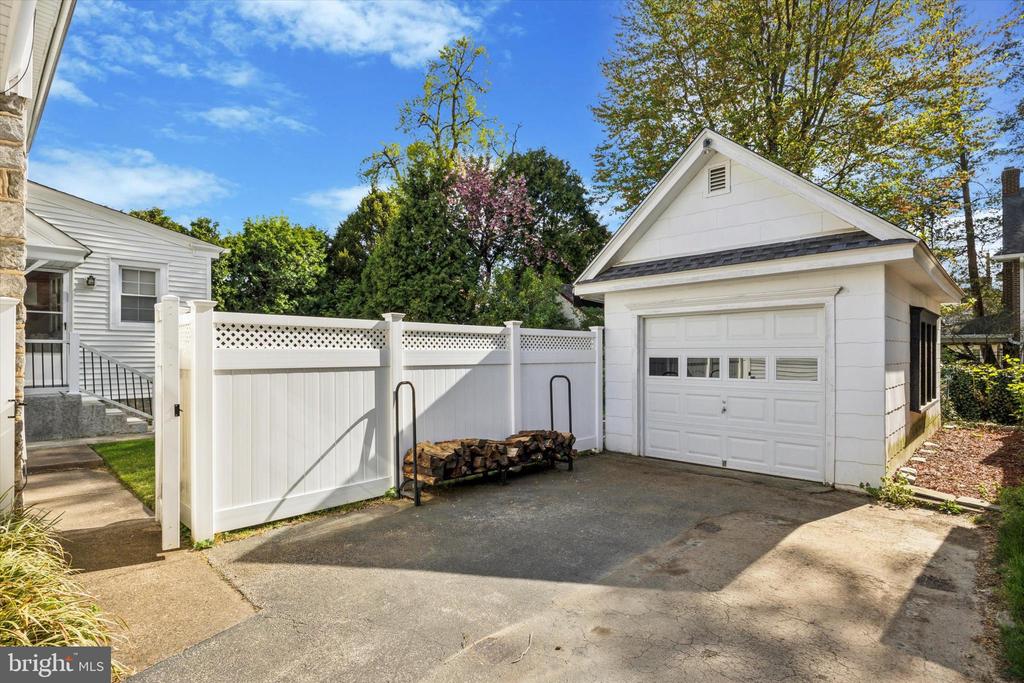 606 SHADELAND AVENUE