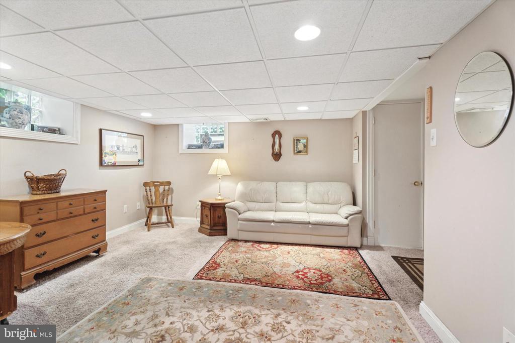 4937 Woodland Ave