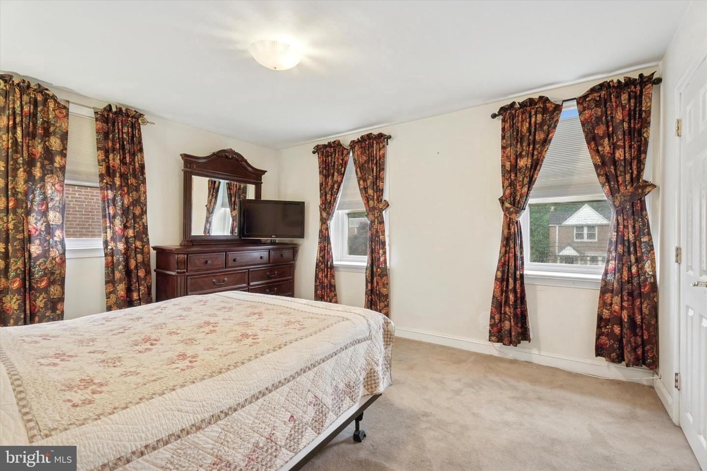 4937 Woodland Ave