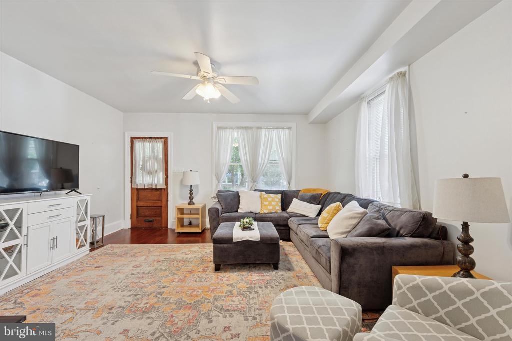 16 W Langhorne Ave